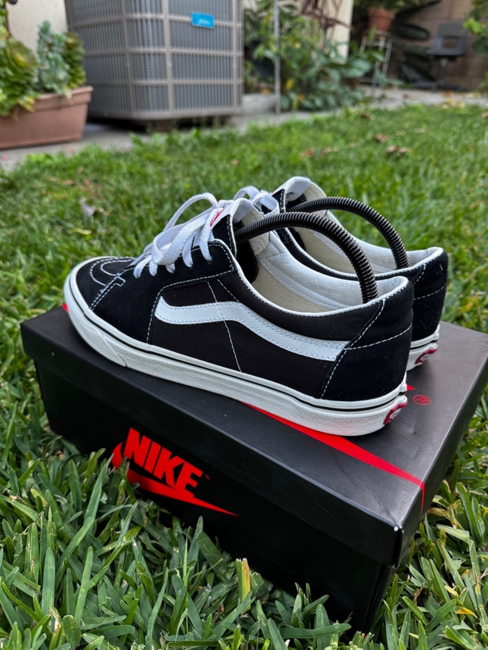 Vans Sk8 Low - black/white skate shoes
(M 9.5 / W 11) - Picture 2 of 7